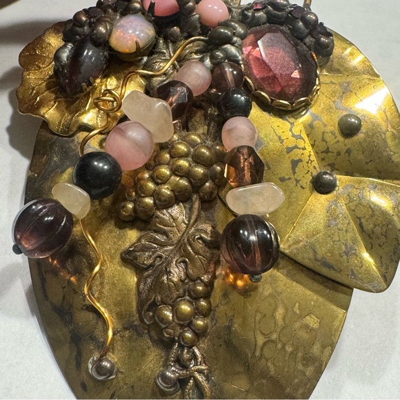 Vintage Brass Leaf‎ Grape Cluster Brooch And Clip On Earrings Set - Picture 7 of 13